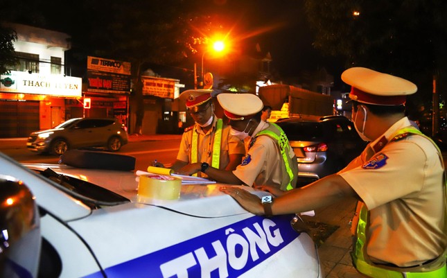Cảnh sát giao thông Lâm Đồng kiểm tra nồng độ cồn của tài xế trên quốc lộ 20