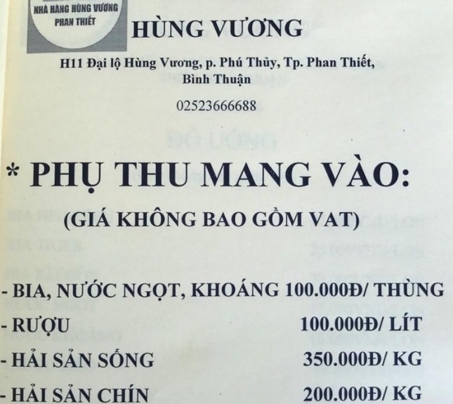 Giá niêm yết phụ thu khi mang hải sản sống vào nhà hàng Hùng Vương là 350.000 đồng/kg.