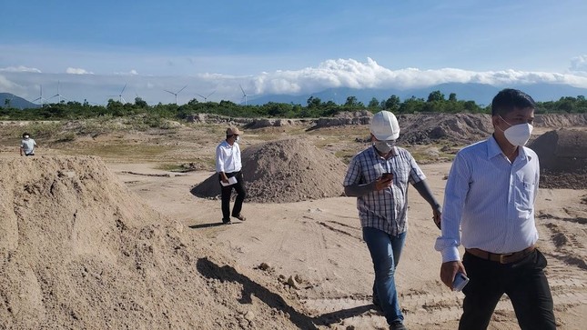 Cơ quan chức năng tỉnh Ninh Thuận kiểm tra hiện trường khai thác đất cát trái phép tại KCN Phước Nam. Ảnh L.H