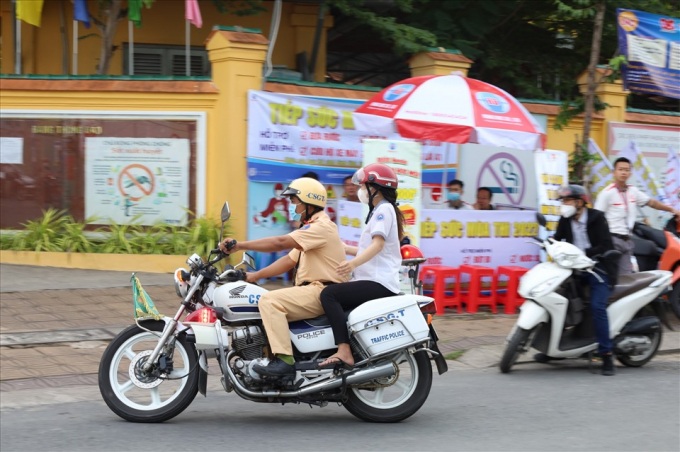 Thiếu tá Nguyễn Tường Duy chở thí sinh trở lại vừa kịp giờ thi theo quy chế.