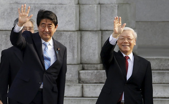 Thủ tướng Abe Shinzo (trái) và Tổng bí thư Nguyễn Phú Trọng tại Tokyo, tháng 9-2015 - Ảnh: Reuters