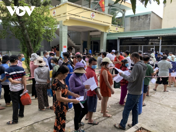 Hàng trăm người xếp hàng dài ở trạm y tế phường Thạnh Xuân, Quận 12 để tiêm vaccine mũi 4.