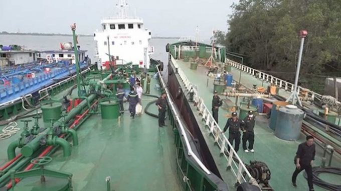 Lực lượng chức năng kiểm tra tàu trong đường dây buôn lậu xăng dầu của Phan Thanh Hữu Ảnh: Cơ quan chức năng cung cấp