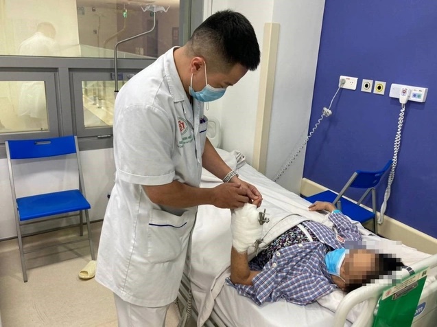 Điều dưỡng viên chăm sóc vết thương cho người bệnh bị biến chứng bàn tay do sử dụng tiêm thuốc giảm đau trong điều trị đau khớp. Ảnh: BVCC.