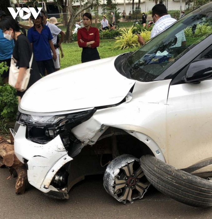 Chiếc xe hư hỏng nặng sau khi va chạm giao thông nhưng nữ tài xế vẫn điều khiển bỏ chạy.
