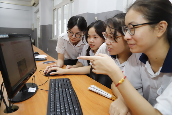 Học sinh lớp 9 ở TP.HCM xem điểm thi tuyển sinh lớp 10 trên Tuổi Trẻ online - Ảnh: NHƯ HÙNG