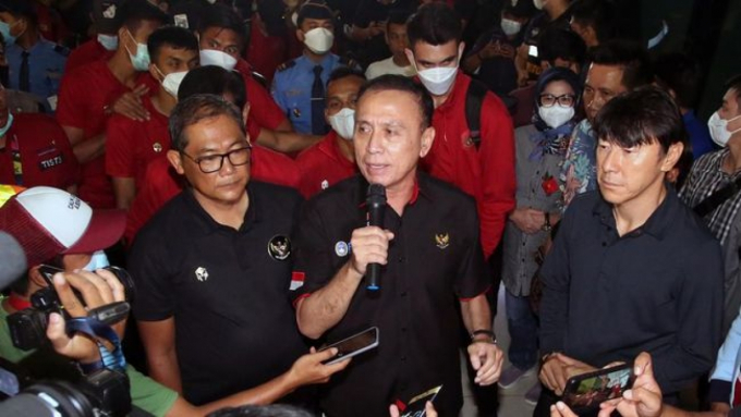 Chủ tịch PSSI - Mochamad Iriawan (giữa) - Ảnh: CNN Indonesia
