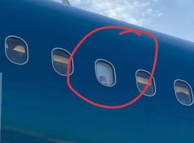 Hành vi cài điện thoại giữa cửa kính máy bay và tấm che cửa để quay cảnh máy bay cất cánh (Ảnh: Diễn đàn hàng không)