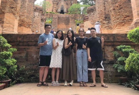 Một vài thành viên trong gia đình chị Thủy chụp ảnh lưu niệm tại Tháp Bà Ponagar (Nha Trang) (Ảnh: NVCC)