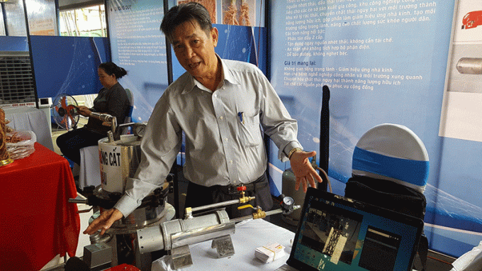 Ông Huỳnh Tấn Kiệt giới thiệu thiết bị lò đốt áp lực dùng dầu nhớt thải tại Techmart Y tế TP HCM