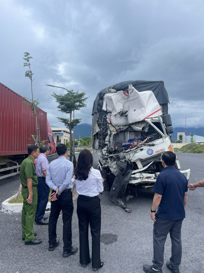 Ông Khuất Việt Hùng-Phó chủ tịch chuyên trách Uỷ ban ATGT Quốc gia có mặt tại hiện trường chỉ đạo khắc phục hậu quả vụ tai nạn.