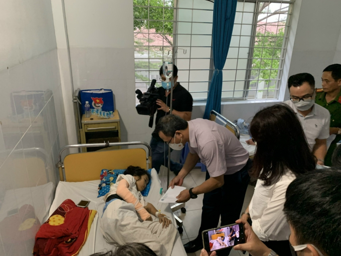 Ông Khuất Việt Hùng-Phó chủ tịch chuyên trách Uỷ ban ATGT Quốc gia thăm hỏi các nạn nhân đang cấp cứu tại Trung tâm Y tế Huyện Vạn Ninh.