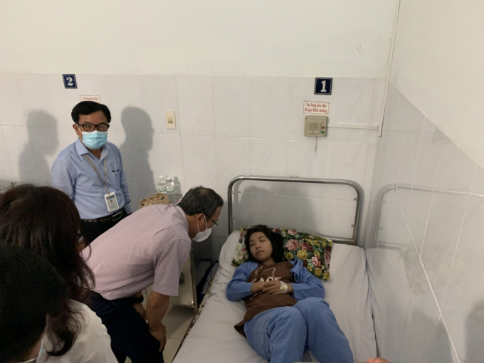 Ông Khuất Việt Hùng-Phó chủ tịch chuyên trách Uỷ ban ATGT Quốc gia thăm hỏi các nạn nhân đang cấp cứu tại Trung tâm Y tế Huyện Vạn Ninh.
