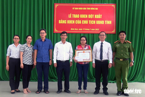 Chị Lê Thị Vân được trao bằng khen của chủ tịch tỉnh Đồng Nai sau hành động đẹp trả lại 158 triệu đồng cho người đánh rơi - Ảnh: A LỘC