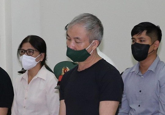 Bị cáo Lê Văn Minh (áo đen), cựu thiếu tướng, cựu tư lệnh Vùng Cảnh sát biển 4, tại tòa