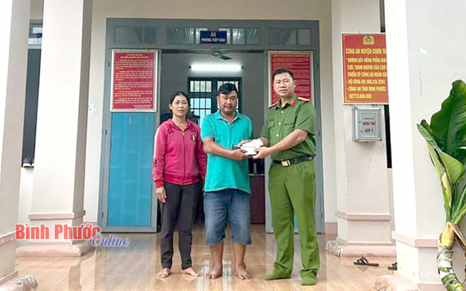 Đại diện Công an xã Minh Thắng, huyện Chơn Thành bàn giao tài sản cho anh Nguyễn Quang Huy Hoàng ở khu phố Tân An, thị trấn Tân Phú, huyện Đồng Phú