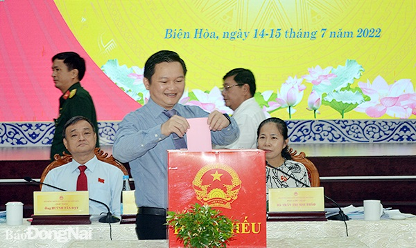 Các đại biểu bỏ phiếu bầu chức danh Chủ tịch UBND TP.Biên Hòa