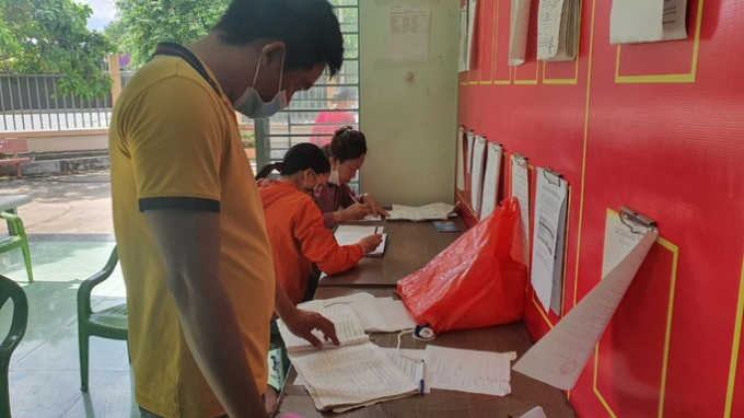 Người dân lên công an phường Phú Mỹ (TP. Thủ Dầu Một) rà danh sách CCCD