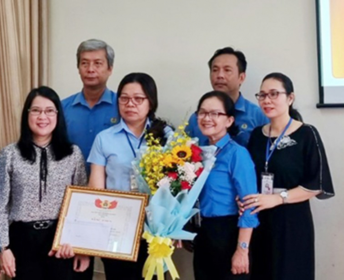 LĐLĐ tỉnh Đồng Nai tuyên dương khen thưởng đoàn viên Lê Thị Vân, làm việc tại Công ty TNHH Yupoong Việt Nam. Ảnh: N.H