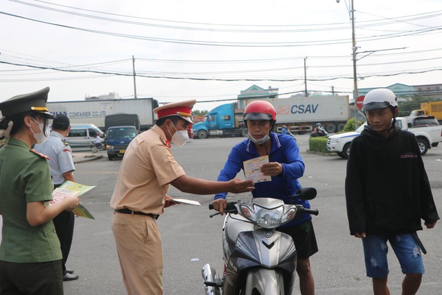 CSGT tuyên truyền tác hại bia rượu đến người tham gia giao thông.