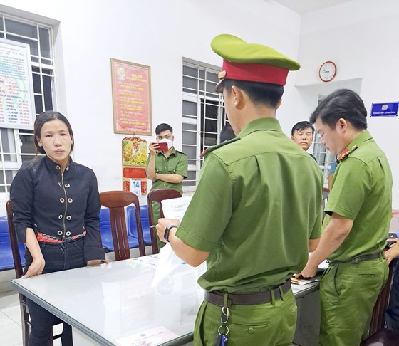 Cảnh sát thực hiện các thủ tục khởi tố, bắt tạm giam đối với Phạm Thị Bích Hằng
