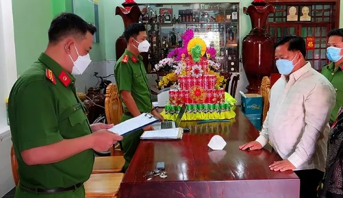 Cơ quan điều tra tống đạt quyết định khởi tố bị can, lệnh bắt bị can Nguyễn Bá Quận. Ảnh CAAG