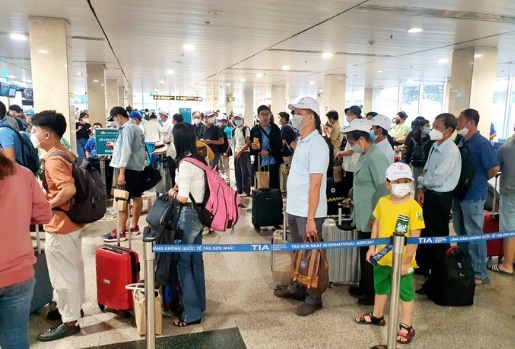 Sân bay Tân Sơn Nhất hiện mỗi ngày đón trên 120.000 lượt hành khách