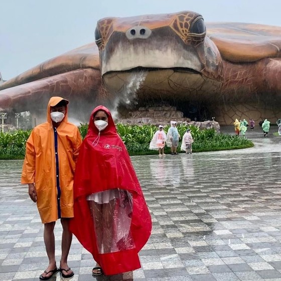 Nhiều du khách bị kẹt trên đảo Phú Quốc, phải mặc áo mưa để đi tham quan trong những ngày mưa gió. Ảnh: Mạng xã hội