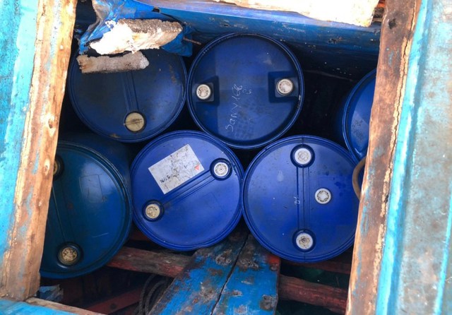 Tổ công tác phát hiện trong khoang 2 tàu cá có 33 thùng đựng dầu Diesel, ước tính khoảng 7.000 lít dầu không có các hóa đơn, chứng từ hợp pháp.