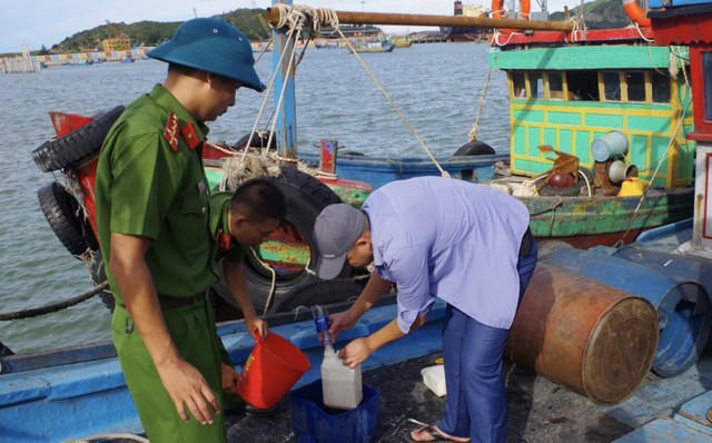 Tổ công tác tiến hành kiểm tra 2 tàu cá nghi vấn.