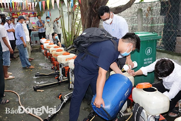 Nhân viên y tế chuẩn bị hóa chất để phun diệt muỗi trên địa bàn TP.Biên Hòa.