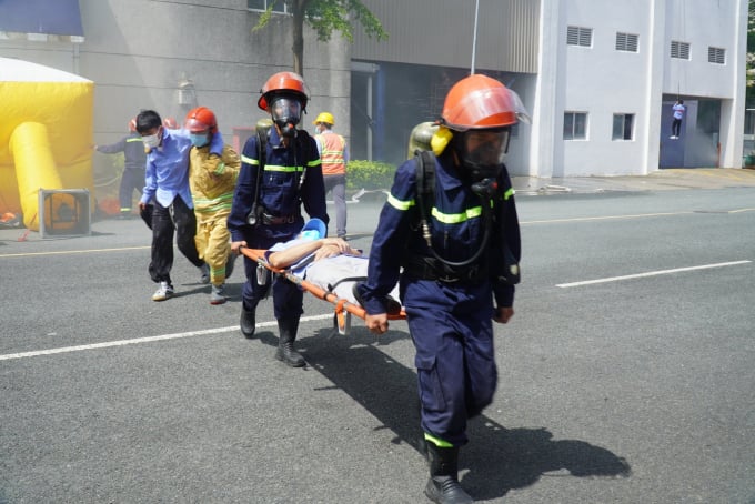 Các nhận nhân được cứu ra ngoài LÊ LÂM