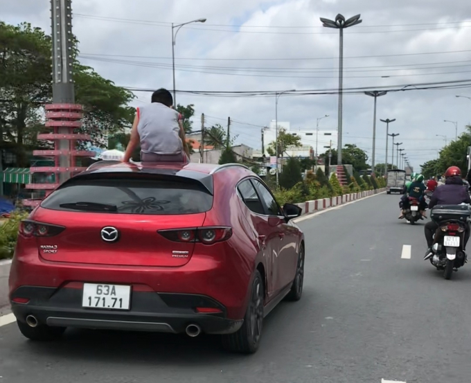Người dân một phen hoảng vía khi thấy bé trai ngồi vắt vẻo trên mui xe đang chạy trên QL1 CẮT TỪ CLIP