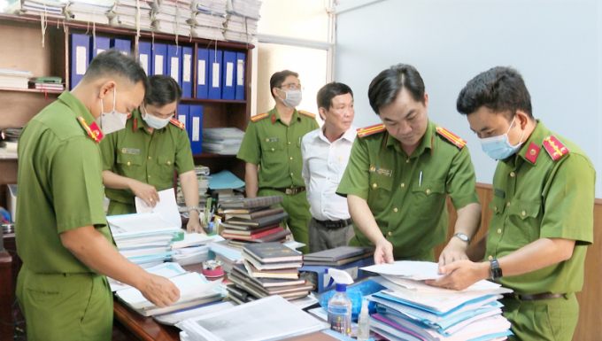 Cơ quan CSĐT Công an tỉnh Bạc Liêu đống đạt quyết định khởi tố bị can và khám xét nơi làm việc của ông Thăm (áo trắng).