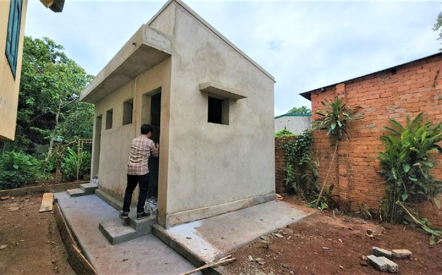 Một căn nhà vệ sinh được xây dựng trong khuôn viên Nhà sinh hoạt cộng đồng buôn Niêng 3