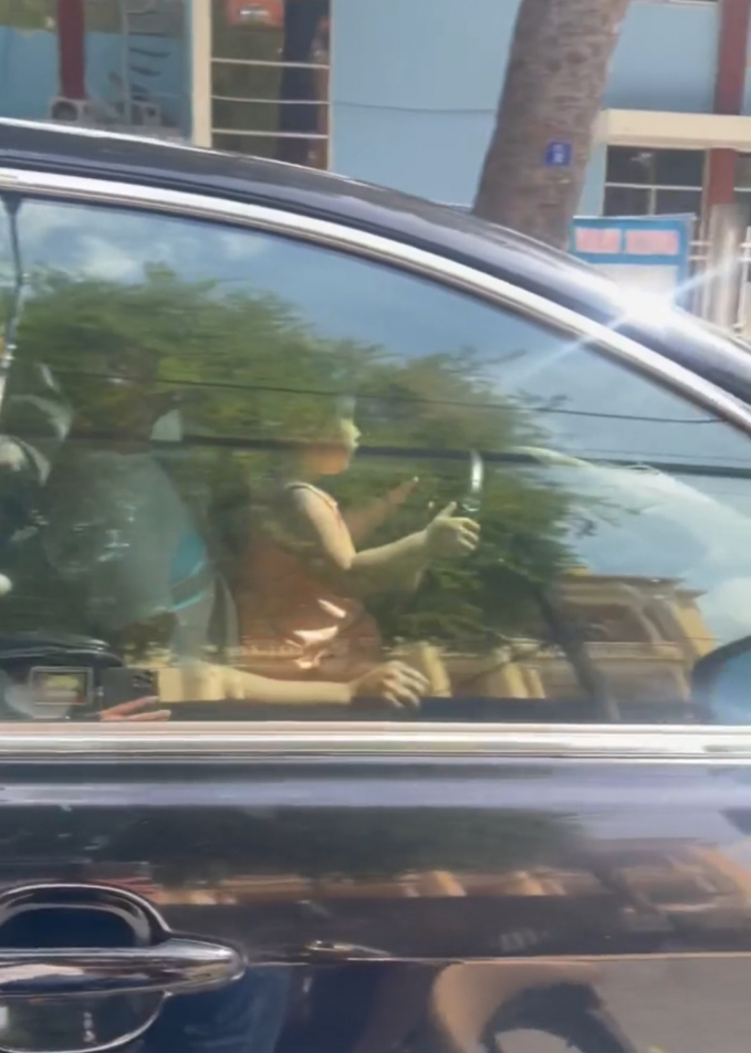 Nhiều người hoảng hốt khi thấy bé gái ngồi trên người tài xế cầm vô lăng điều khiển xe CẮT TỪ CLIP