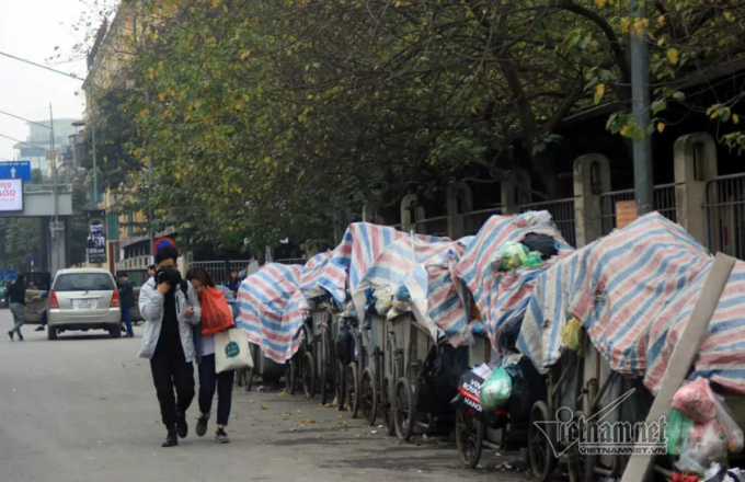 Hà Nội nhiều lần bị dồn ứ rác thải sinh hoạt.