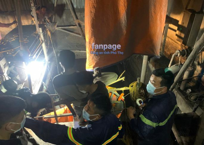 Lực lượng chức năng tiến hành giải cứu, đưa các nạn nhân ra ngoài - Ảnh: Công an tỉnh Phú Thọ