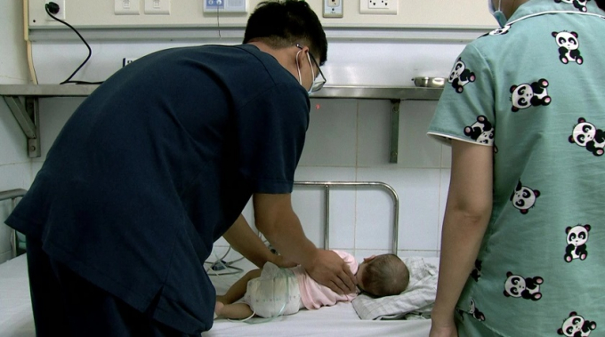 Bệnh nhi 6 tháng tuổi tại Hà Tĩnh được bác sĩ hỗ trợ hô hấp trong quá trình điều trị. Ảnh: TL.