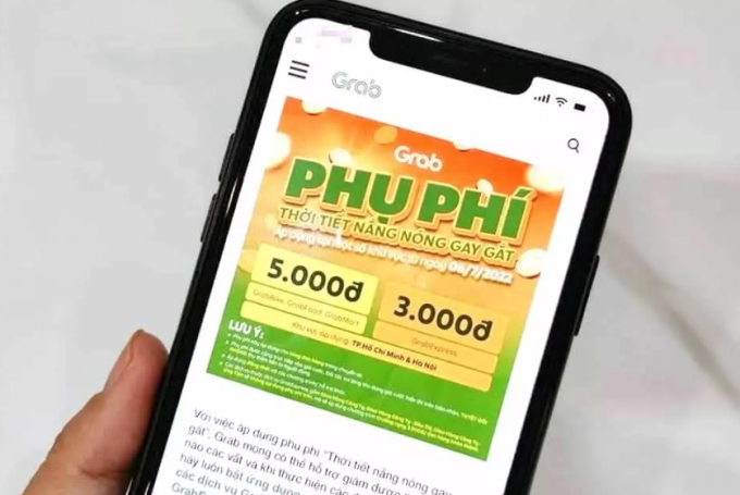 Phụ phí nắng nóng gay gắt của Grab gây bức xúc