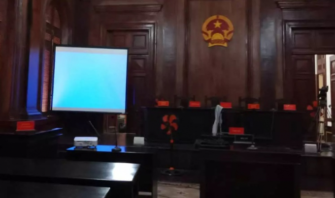 Màn hình chiếu được lắp trong phòng xử để trình chiếu lại một số hành vi hành hạ bé A.