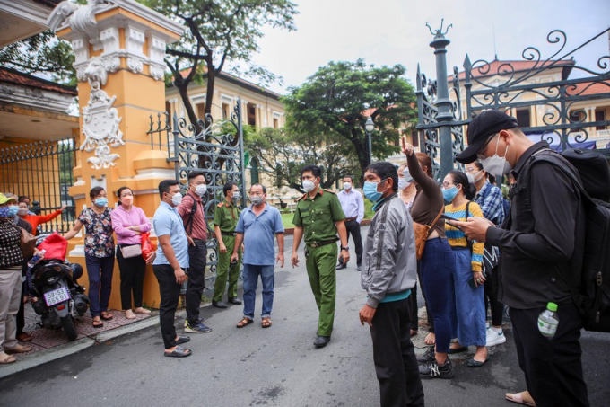 Lực lượng chức năng liên tục nhắc nhở người dân giữ trật tự, không tập trung đông trước cổng tòa án.