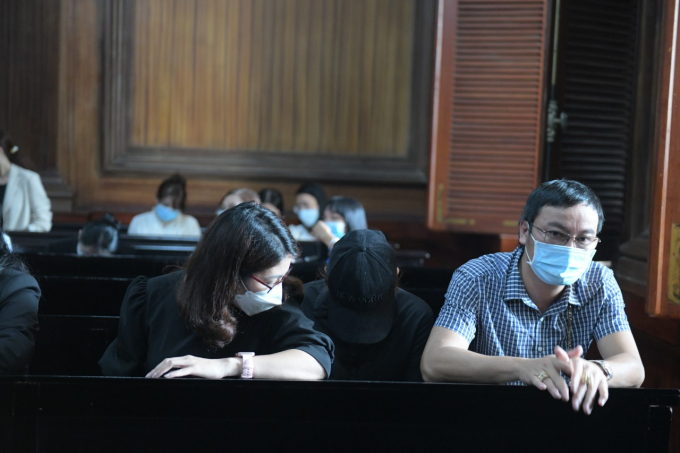 Chị H. sau đó đội nón để theo dõi phiên tòa.