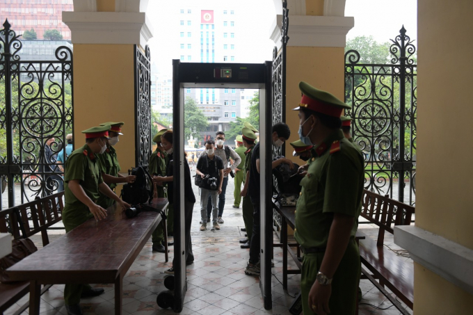 Khâu an ninh được thắt chặt. Người vào dự phiên tòa, phóng viên đều được kiểm tra kỹ lưỡng.