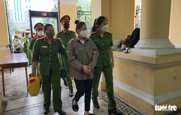 Bị cáo Nguyễn Võ Quỳnh Trang tới tòa sáng 21-7 - Ảnh: ĐAN THUẦN