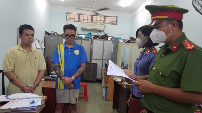 Lực lượng chức năng đọc lệnh lệnh bắt bị can để tạm giam đối với Kiều Nguyễn Việt Ân, Phạm Lê Minh Thiện TRẦN KHA