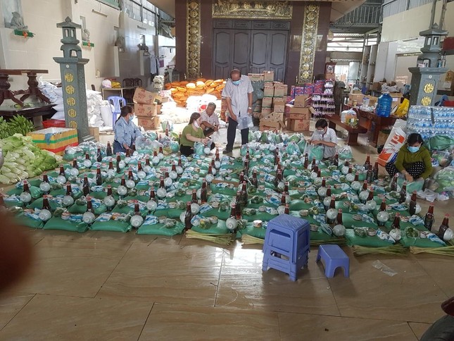 Hoạt động hỗ trợ cộng đồng trong giai đoạn dịch bệnh COVID-19 của gia tộc họ Lại ở quận Bình Tân, TPHCM. Ảnh: Lại Văn Nghề