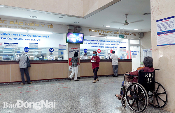 Người dân chờ đợi lãnh thuốc BHYT tại Bệnh viện Đa khoa Đồng Nai. Ảnh minh họa