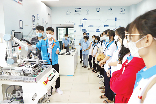 Trường cao đẳng Công nghệ quốc tế Lilama 2 (H.Long Thành) tổ chức Ngày hội Nữ sinh với công nghệ. Ảnh: C.NGHĨA