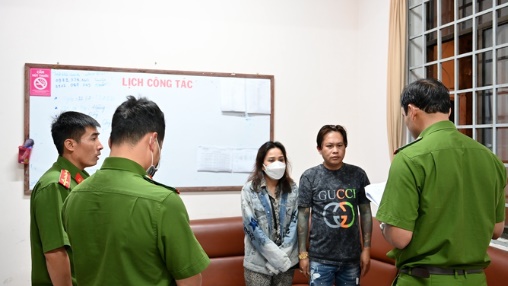 Cơ quan Cảnh sát điều tra đọc lệnh khởi tố đối với 2 đối tượng Lương Thái Vinh và Lê Thị Thuỳ Linh.